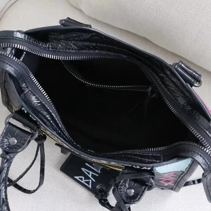 BALENCIAG巴黎世家 塗鴉機車包 QC057 爆裂紋羊皮 手提肩背斜挎包  BL1853